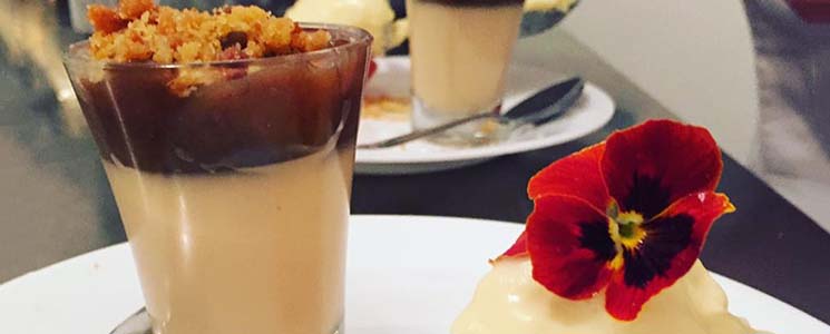 Copo de vidro com doce cremoso Copo de vidro com doce cremoso