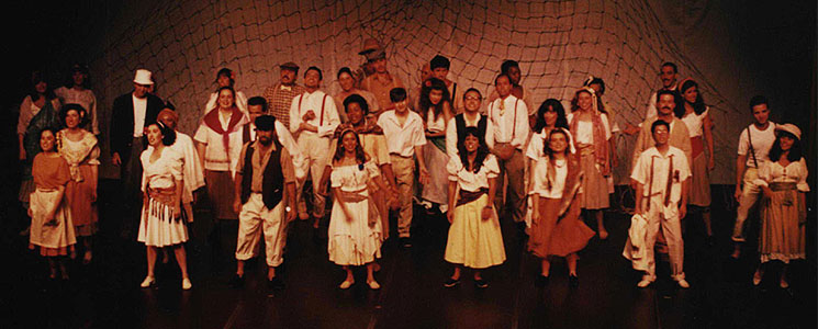 Pessoas em palco de teatro, em apresentação de ópera Pessoas em palco de teatro, em apresentação de ópera