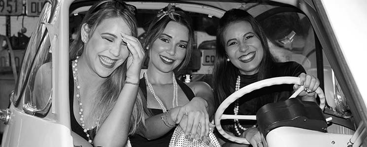 Imagem em preto e branco de três mulheres sorridentes dentro de carro (Foto: Júlio Marques) Imagem em preto e branco de três mulheres sorridentes dentro de carro (Foto: Júlio Marques)