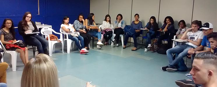Alunos sentados em círculo Alunos sentados em círculo