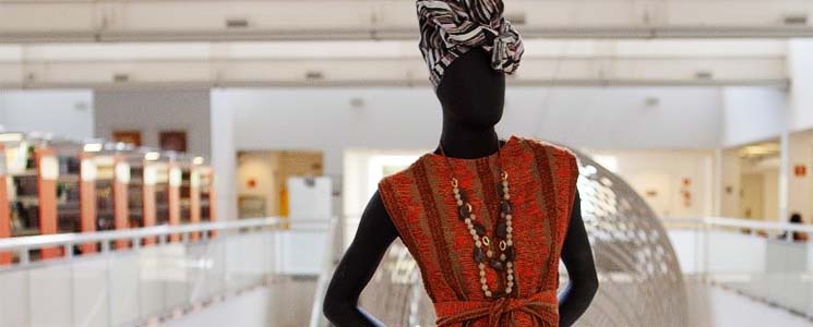 Manequim com turbante, roupa e acessórios de origem africana. Manequim com turbante, roupa e acessórios de origem africana.
