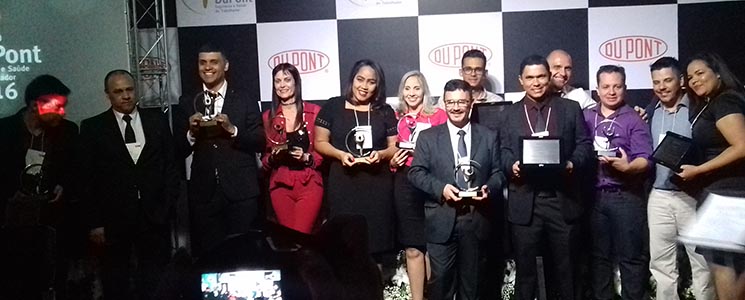 Estudantes recebem troféu durante cerimônia de celebração Estudantes recebem troféu durante cerimônia de celebração