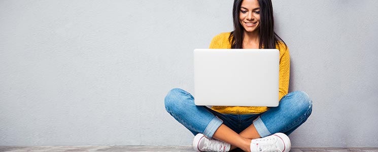 Mulher sentada com notebook no colo Mulher sentada com notebook no colo