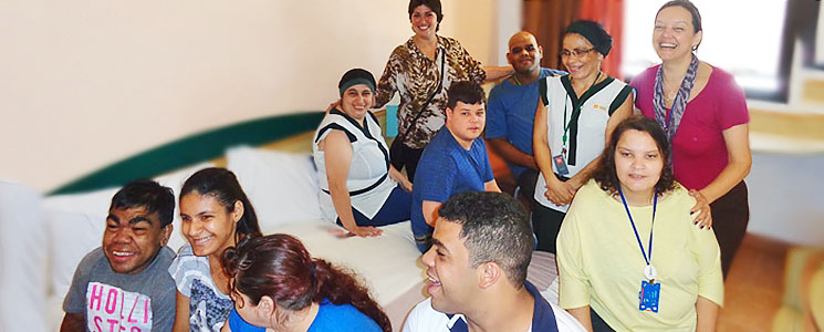 Alunos, docentes e funcionária em quarto do hotel Alunos, docentes e funcionária em quarto do hotel