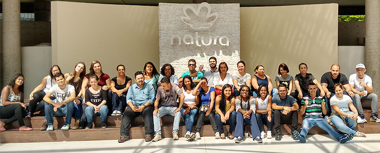 Alunos em frente à entrada da empresa Alunos em frente à entrada da empresa