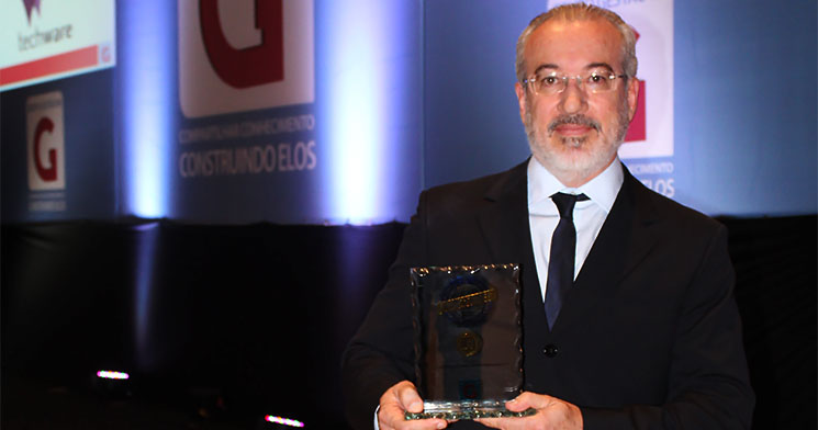 Emmanuel Flores de Andrade, gerente do Senac Bauru e representante da marca na cerimônia de premiação Emmanuel Flores de Andrade, gerente do Senac Bauru e representante da marca na cerimônia de premiação