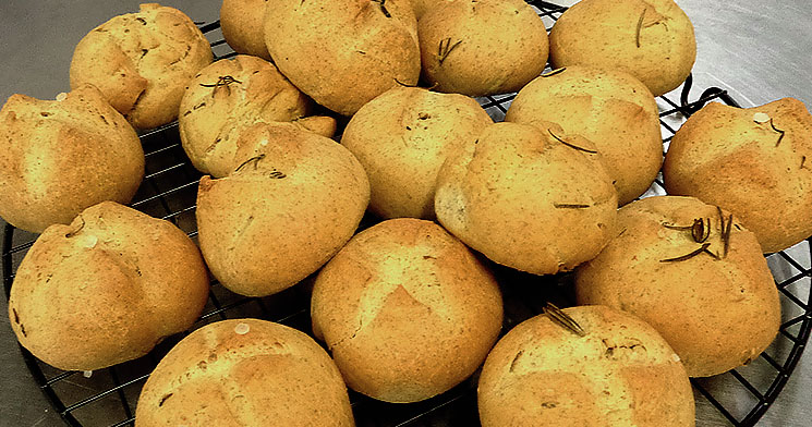 Pães integrais de alecrim preparados pelos alunos Pães integrais de alecrim preparados pelos alunos