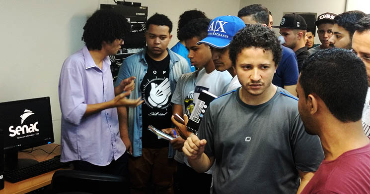 Turma do Senac Largo Treze explica projeto aos visitantes Turma do Senac Largo Treze explica projeto aos visitantes