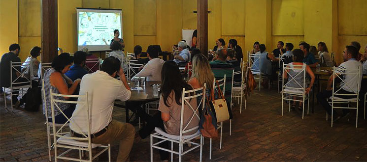 Palestrante fala aos participantes do encontro Palestrante fala aos participantes do encontro