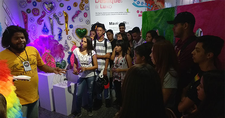 Educador do Museu da Diversidade promovendo explicação para grupo de alunos Educador do Museu da Diversidade promovendo explicação para grupo de alunos