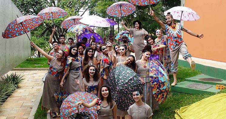 Elenco da peça O Inspetor Geral posa para foot com figurino e maquiagem do espetáculo Elenco da peça O Inspetor Geral posa para foot com figurino e maquiagem do espetáculo