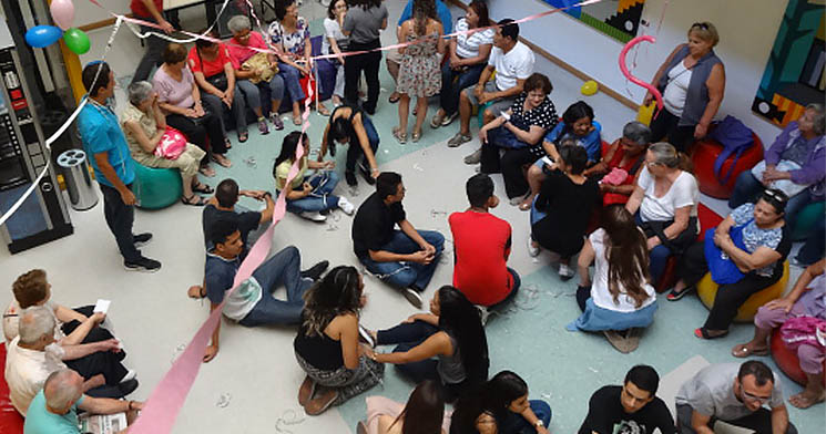 Jovens e idosos conversam durante dinâmica Jovens e idosos conversam durante dinâmica
