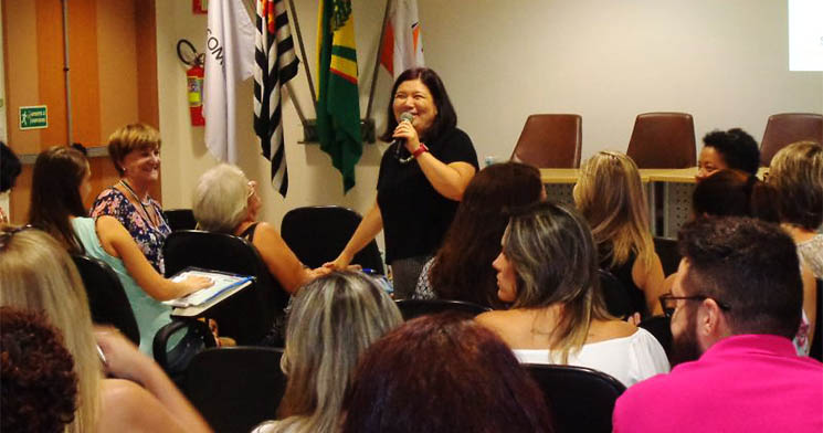 Dirce Koga conversa com público durante a palestra Dirce Koga conversa com público durante a palestra