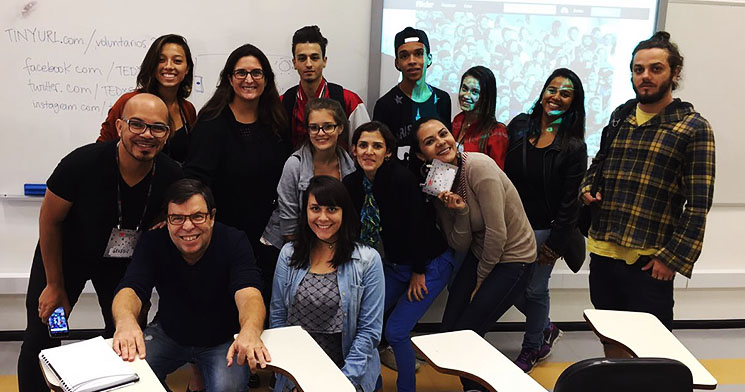 Alunos reunidos em sala de aula Alunos reunidos em sala de aula