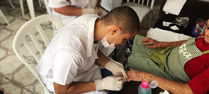 Aluno oferece atendimento de manicure para senhora Aluno oferece atendimento de manicure para senhora