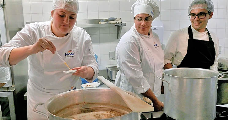 Alunos produzem cerveja artesanal em cozinha do campus Alunos produzem cerveja artesanal em cozinha do campus