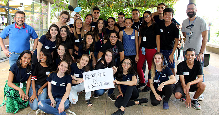 Alunos e docentes lado a lado em pátio da unidade Alunos e docentes lado a lado em pátio da unidade