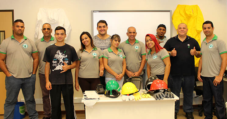 Alunos posam ao lado de equipamentos de proteção individual e coletivo Alunos posam ao lado de equipamentos de proteção individual e coletivo