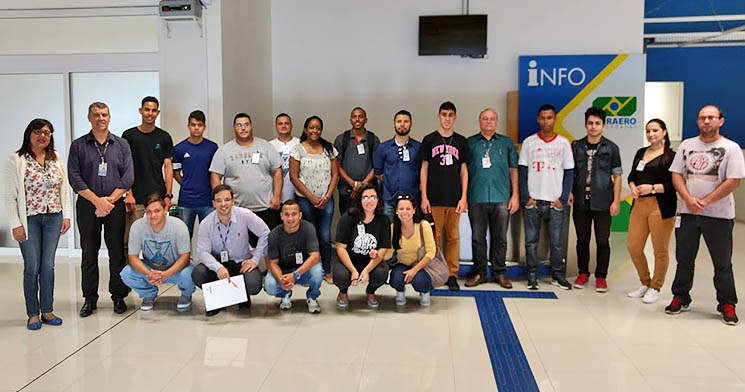 Alunos do curso Técnico em Logística do Senac São José dos Campos enfileirados e sorridentes em frente à letreiro da Infraero no Aeroporto de São José dos Campos - Professor Urbano Ernesto Stumpf Alunos do curso Técnico em Logística do Senac São José dos Campos enfileirados e sorridentes em frente à letreiro da Infraero no Aeroporto de São José dos Campos - Professor Urbano Ernesto Stumpf