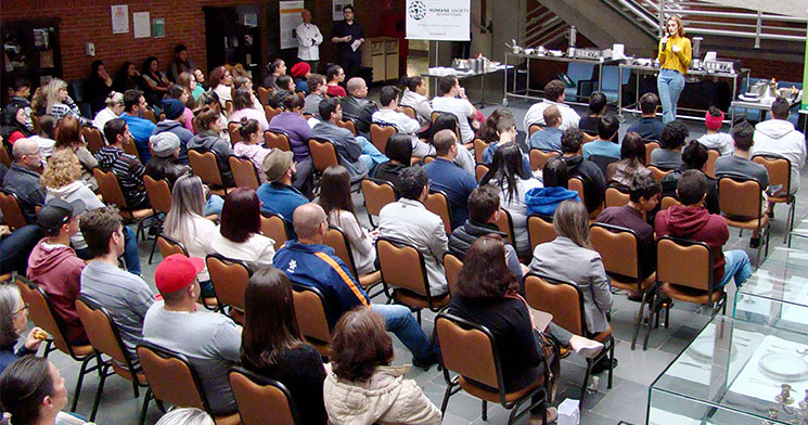 Chef Natalia Luglio ministra palestra para alunos do curso Tecnologia em Gastronomia Chef Natalia Luglio ministra palestra para alunos do curso Tecnologia em Gastronomia