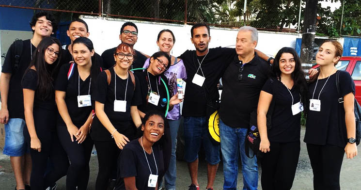 Alunos posam lado a lado em atividade realizada em escola estadual Alunos posam lado a lado em atividade realizada em escola estadual