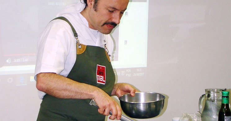 Chef colombiano Eduardo Martínez cozinha no workshop Chef colombiano Eduardo Martínez cozinha no workshop