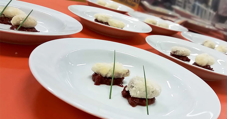 Crocante de pinhão da Mantiqueira e chutney de pinhão e tomate de árvore Crocante de pinhão da Mantiqueira e chutney de pinhão e tomate de árvore