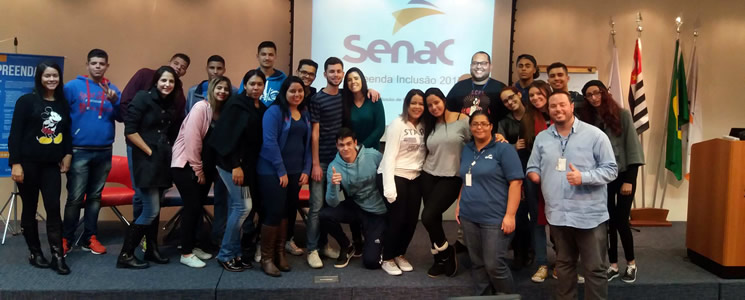 Alunos e funcionários no palco do auditório do Senac Largo Treze durante atividade de empreendedorismo para inclusão Alunos e funcionários no palco do auditório do Senac Largo Treze durante atividade de empreendedorismo para inclusão