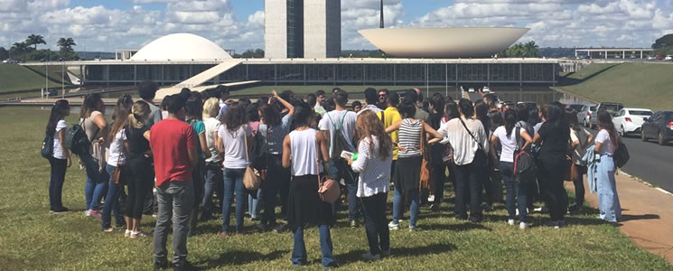 Alunos reunidos na frente do Congresso Nacional Alunos reunidos na frente do Congresso Nacional