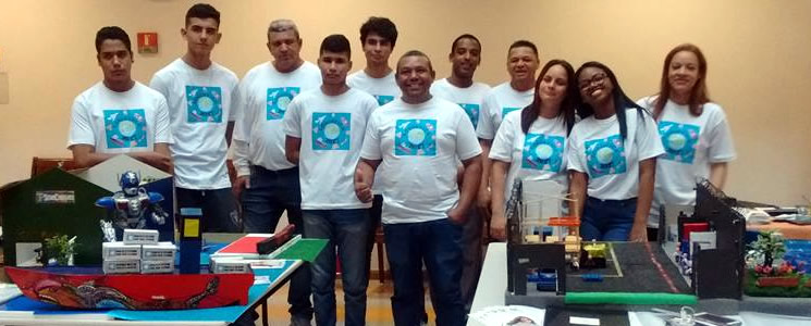 Turma reunida com as maquetes Turma reunida com as maquetes