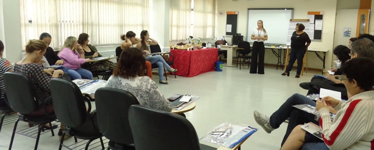 Palestrante conversa com participantes do evento promovido pelo Senac Palestrante conversa com participantes do evento promovido pelo Senac
