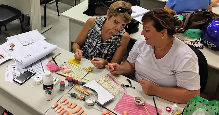 Alunas do Técnico em Podologia desenvolvem atividades sobre saúde das unhas Alunas do Técnico em Podologia desenvolvem atividades sobre saúde das unhas
