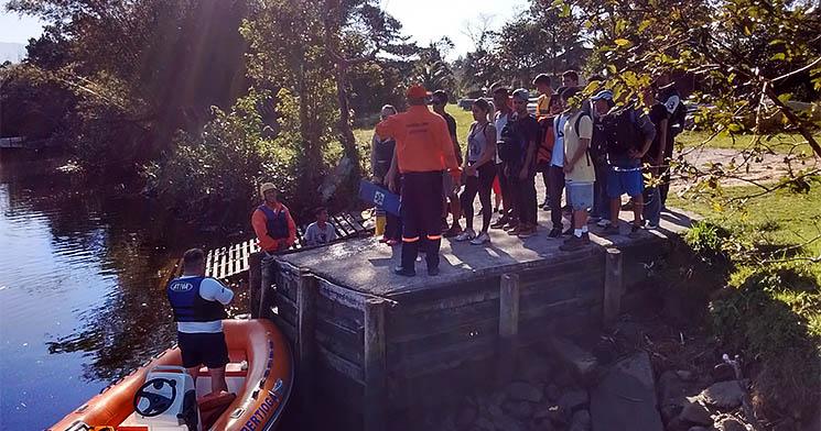 Alunos de Monitor Ambiental se preparam para travessia de barco pelo rio Itapanhaú Alunos de Monitor Ambiental se preparam para travessia de barco pelo rio Itapanhaú