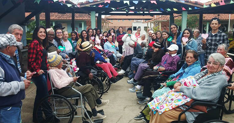 Alunas do curso Técnico em Recursos Humanos do Senac Itapetininga organizam dança circular com idosos do Lar São Vicente de Paula Alunas do curso Técnico em Recursos Humanos do Senac Itapetininga organizam dança circular com idosos do Lar São Vicente de Paula