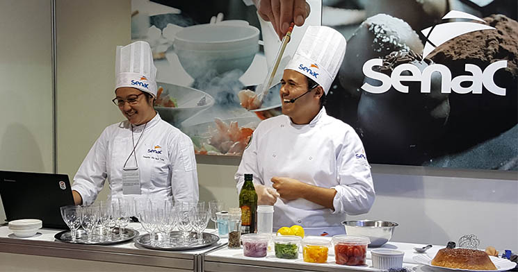 chef e sua assistente, Samantha, durante apresentação na Fipan chef e sua assistente, Samantha, durante apresentação na Fipan