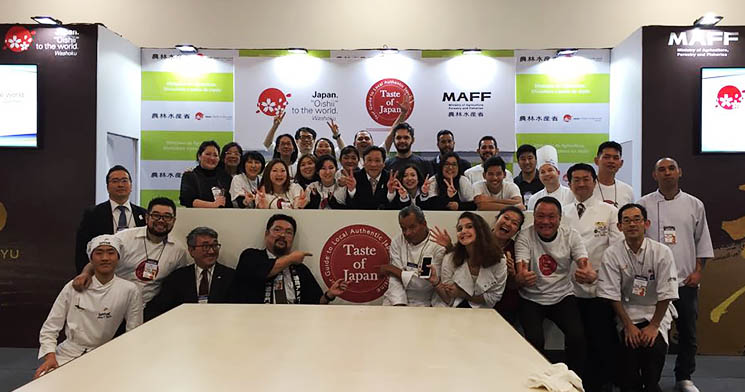 Equipe do Ministério de Agricultura do Japão posando em estande com equipe, inclusive alunos do curso Tecnologia em Gastronomia do Centro Universitário Senac - Santo Amaro Equipe do Ministério de Agricultura do Japão posando em estande com equipe, inclusive alunos do curso Tecnologia em Gastronomia do Centro Universitário Senac - Santo Amaro