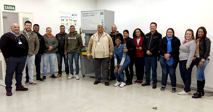 Alunos do Técnico em Segurança do Trabalho do Senac Jabaquara durante treinamento na empresa Weg - Soluções em Segurança e Automação em Máquinas Alunos do Técnico em Segurança do Trabalho do Senac Jabaquara durante treinamento na empresa Weg - Soluções em Segurança e Automação em Máquinas