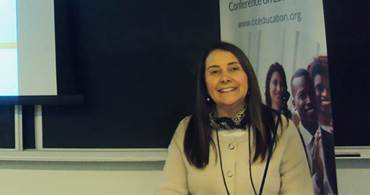 A executiva de contas Ana Lucia Zanovello em frente a um cartaz do Canada International Conference on Education - Cice A executiva de contas Ana Lucia Zanovello em frente a um cartaz do Canada International Conference on Education - Cice