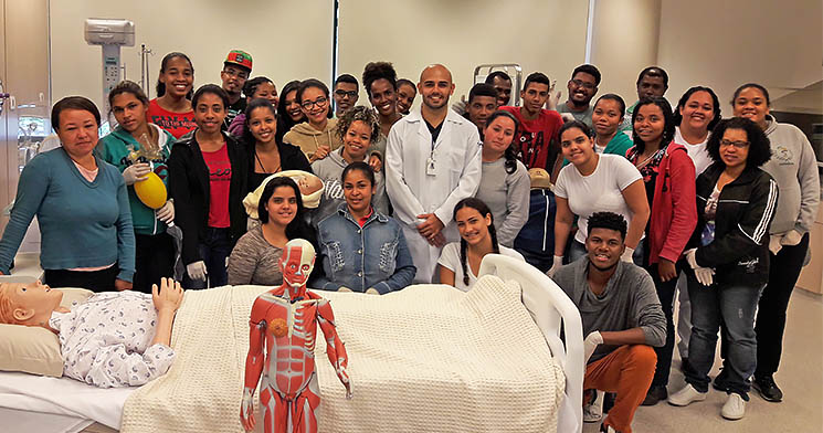 Turma exclusiva formada por quilombolas em laboratório de enfermagem do Senac Registro Turma exclusiva formada por quilombolas em laboratório de enfermagem do Senac Registro