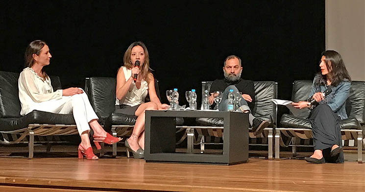 Sentados em cadeiras no auditório principal do Centro Universitário Senac, da esquerda para a direita: Helga Fuchs, Thais Gusmão, Alberto Hiar e Viviane Kizesinski Sentados em cadeiras no auditório principal do Centro Universitário Senac, da esquerda para a direita: Helga Fuchs, Thais Gusmão, Alberto Hiar e Viviane Kizesinski