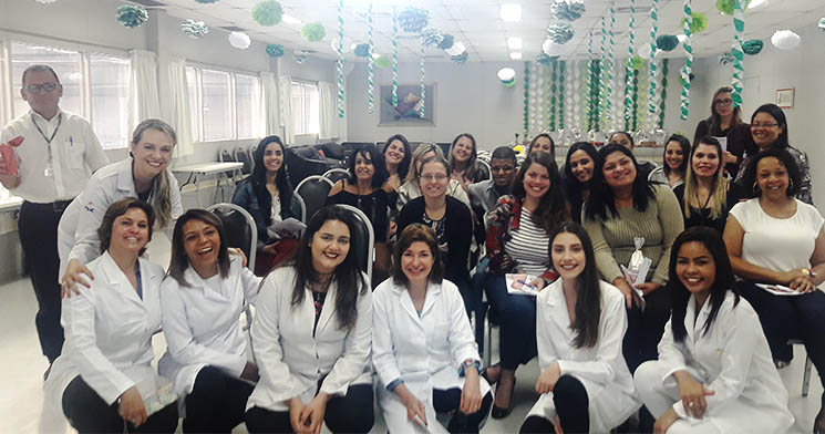 Alunas do Técnico em Estética do Senac Tatuapé em espaço da transportadora durante a Sipat Alunas do Técnico em Estética do Senac Tatuapé em espaço da transportadora durante a Sipat
