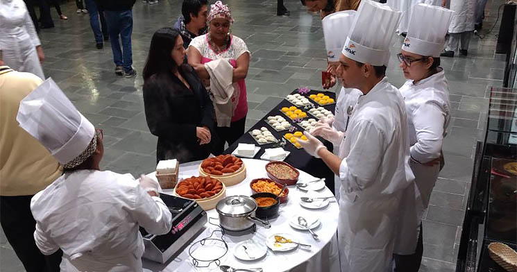 Alunos de Tecnologia em Gastronomia servem acarajés, quindins e cocadas no Centro Universitário Senac - Campos do Jordão Alunos de Tecnologia em Gastronomia servem acarajés, quindins e cocadas no Centro Universitário Senac - Campos do Jordão