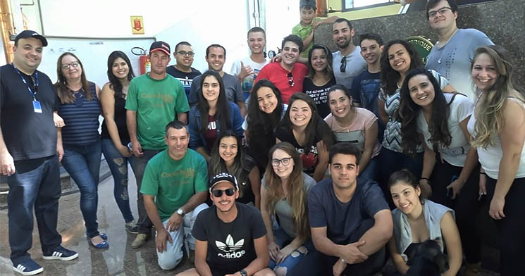 Alunos reunidos durante visita ao Alambique Cachaça Canabella Alunos reunidos durante visita ao Alambique Cachaça Canabella