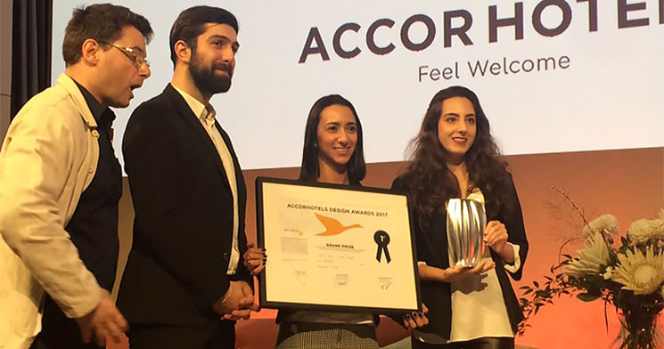 Alunas recebem prêmio em Paris Alunas recebem prêmio em Paris
