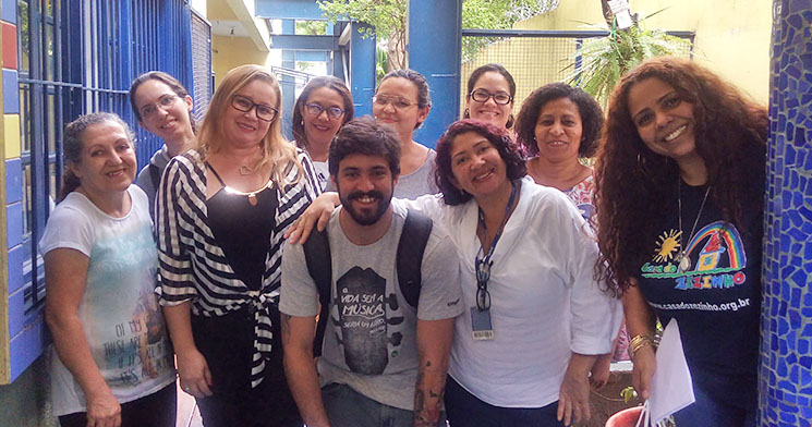 Alunos sorriem reunidos na Casa do Zezinho Alunos sorriem reunidos na Casa do Zezinho