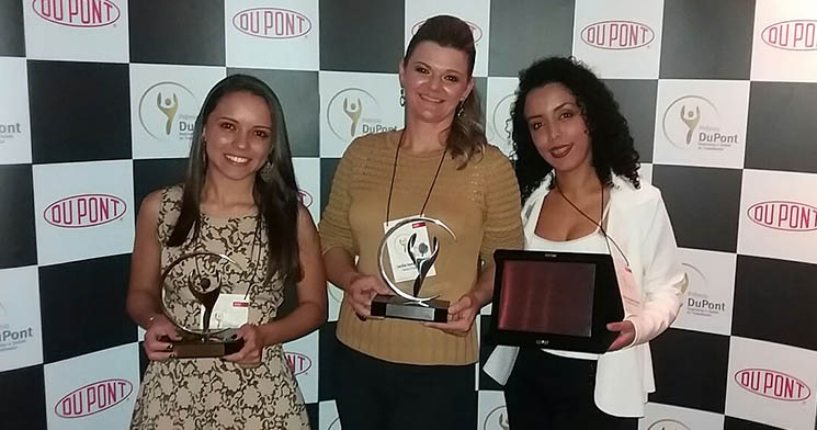 Vencedoras do Prêmio DuPont, alunas do Senac posam lado a lado Vencedoras do Prêmio DuPont, alunas do Senac posam lado a lado