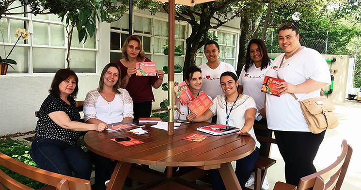 Alunas e docentes reunidas com panfletos criados pela turma para a campanha de doação de sangue Alunas e docentes reunidas com panfletos criados pela turma para a campanha de doação de sangue