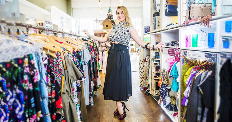 Jordana Donni entre as araras de roupas de sua empresa, a Manifesto Pin Up Jordana Donni entre as araras de roupas de sua empresa, a Manifesto Pin Up