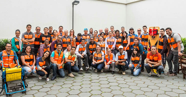 Alunos com coletes durante simulado de abandono realizado no Senac Largo Treze Alunos com coletes durante simulado de abandono realizado no Senac Largo Treze