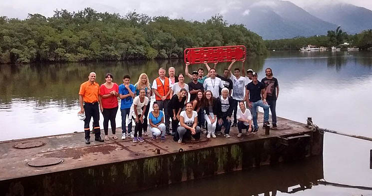 Alunos do curso Monitor Ambiental do Senac Bertioga durante atividade prática Alunos do curso Monitor Ambiental do Senac Bertioga durante atividade prática